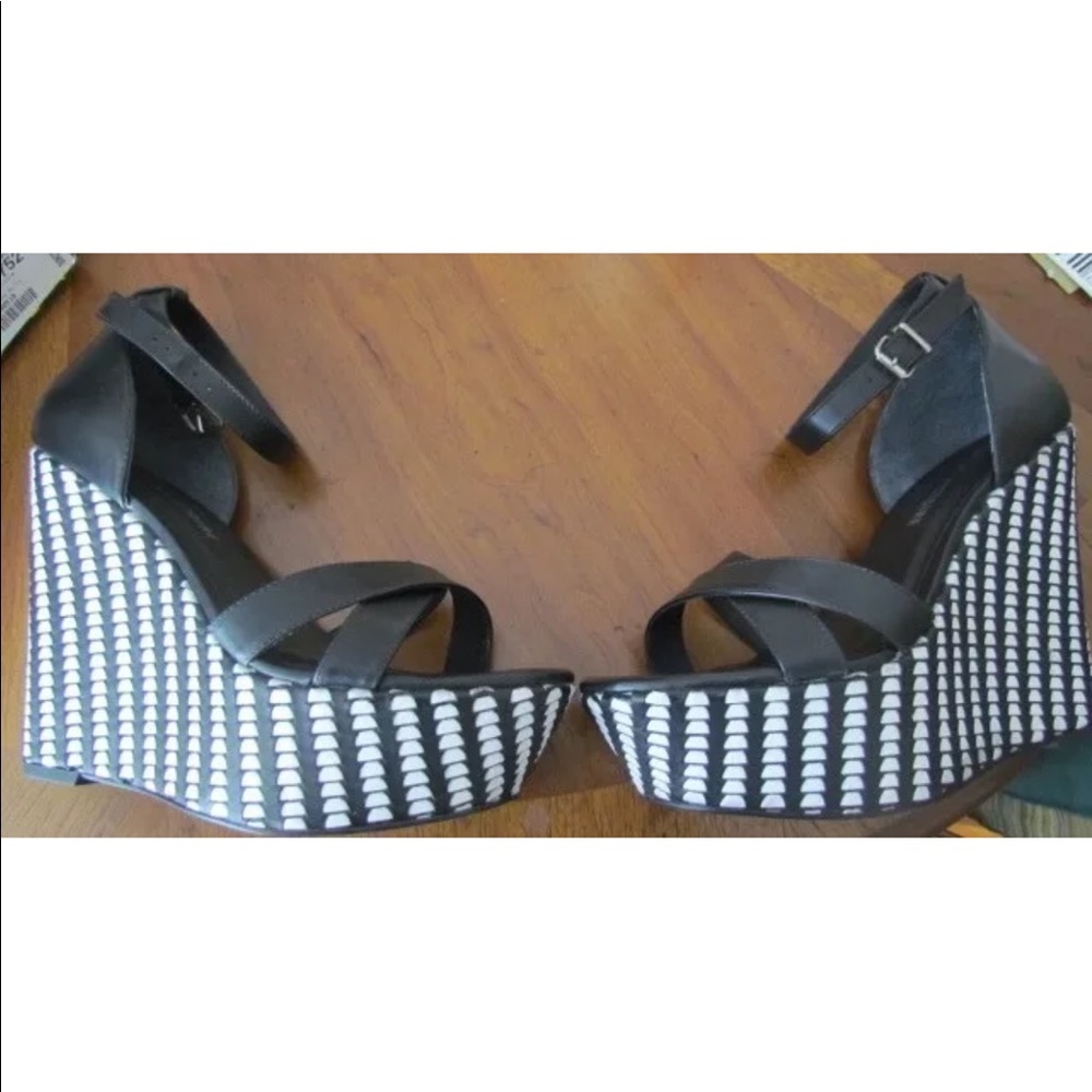 Pour La Victoire black wedge sandals